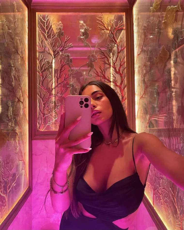 'Priznajem, du&scaron;o, malo sam sramežljiva': Voli isticati grudi, a sada je sjela na stijenu i pozirala u toplesu