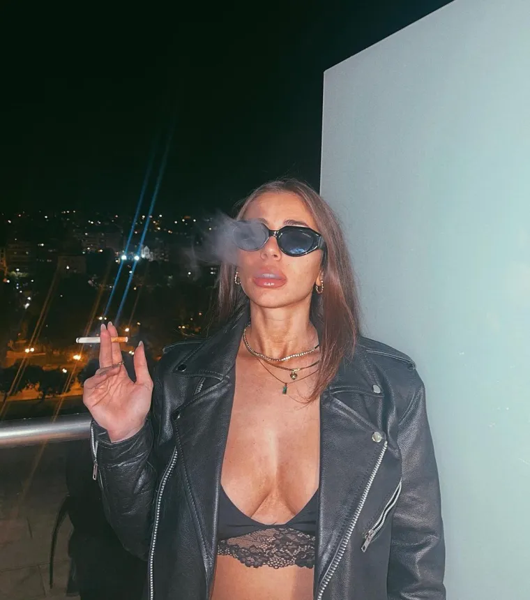 'Priznajem, du&scaron;o, malo sam sramežljiva': Voli isticati grudi, a sada je sjela na stijenu i pozirala u toplesu