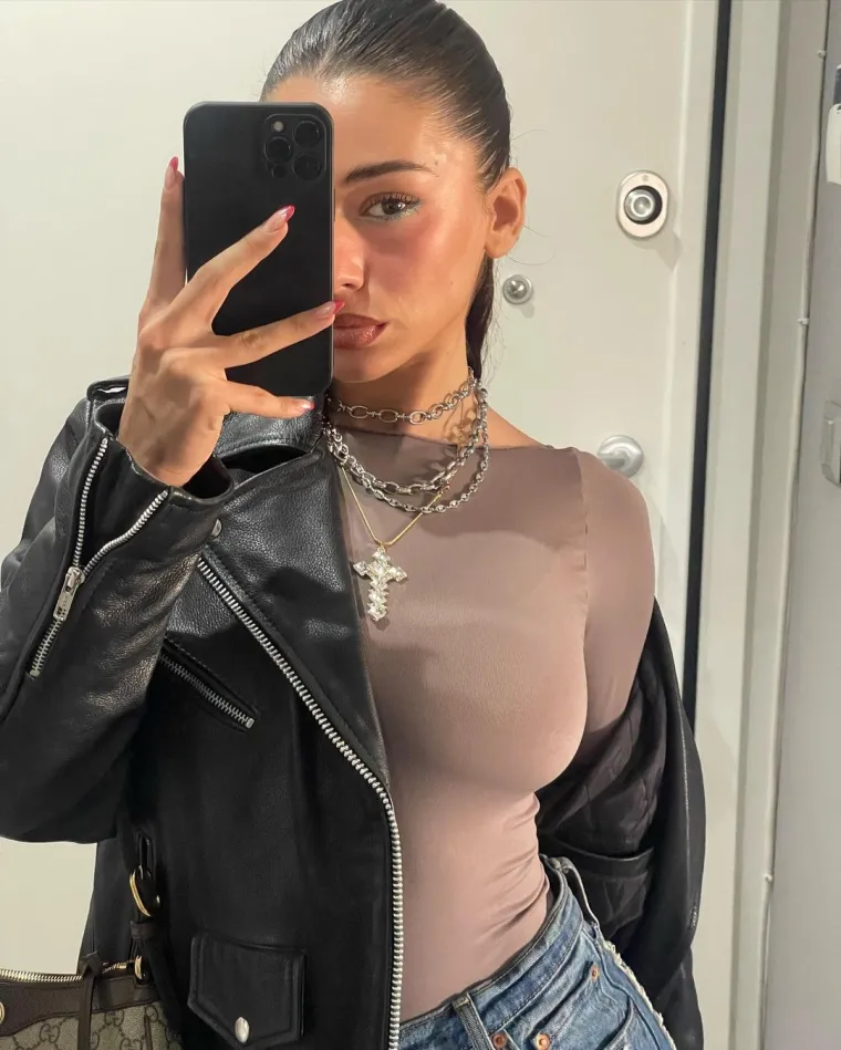 'Priznajem, du&scaron;o, malo sam sramežljiva': Voli isticati grudi, a sada je sjela na stijenu i pozirala u toplesu