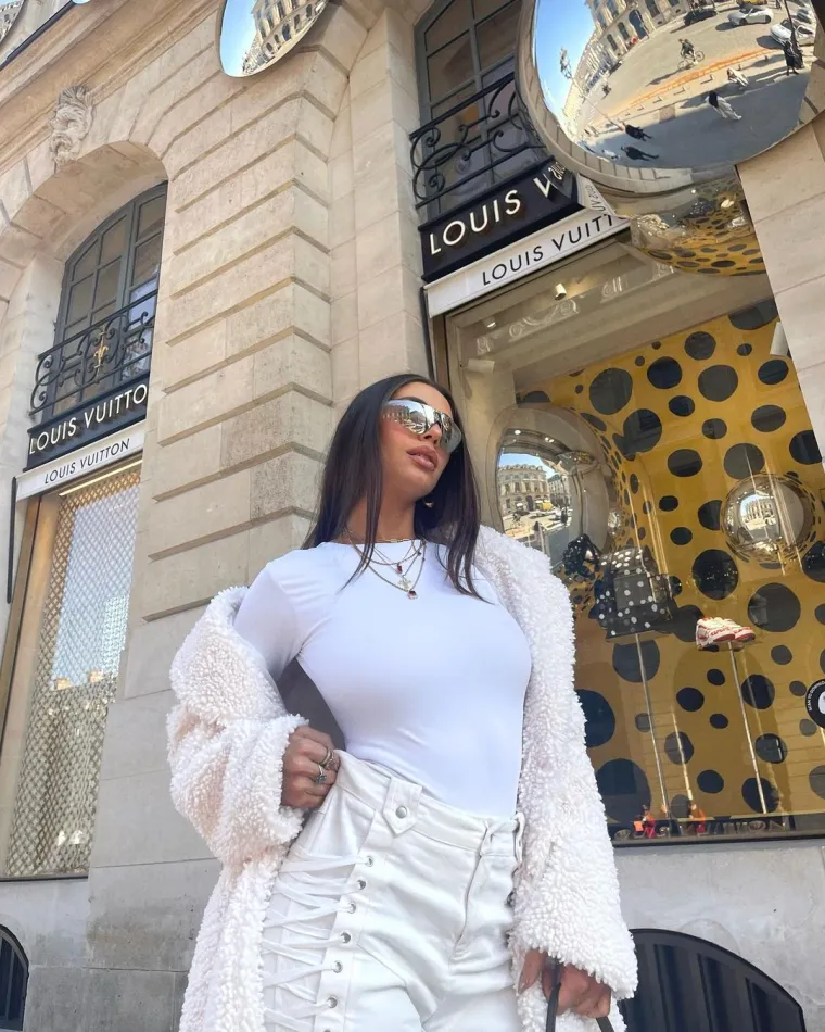 'Priznajem, du&scaron;o, malo sam sramežljiva': Voli isticati grudi, a sada je sjela na stijenu i pozirala u toplesu