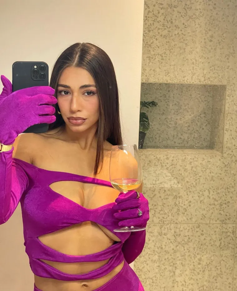 'Priznajem, du&scaron;o, malo sam sramežljiva': Voli isticati grudi, a sada je sjela na stijenu i pozirala u toplesu