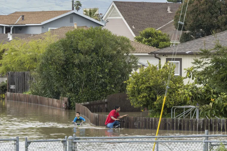 Kaliforniju pogodila snažna oluja: Najmanje dvoje mrtvih, u nekoliko gradova se evakuirali stanovnici