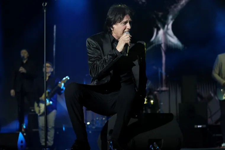 Dobivao je legendarni Čola ruže i mnogo drugo cvijeće iz prvih redova, a kad mu je u jednom trenutku doletio grudnjak u glavu od jedne vatrene gospođe, morao je nakratko prestati s pjesmom - zbog smijeha. 