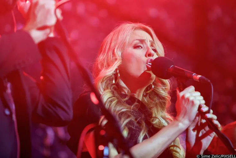 "Ne osjećate teret ni godina ni kostiju ni mi&scaron;ića kad su ispred vas tisuće ljudi stopljeni s vama, u istoj vibraciji. Ne vjerujem da postoji ijedan posao ili poziv u životu koji toliko djeluje kao eliksir mladosti kao &scaron;to je pjevanje pred publikom", istaknuo je Čolić uoči koncerta.