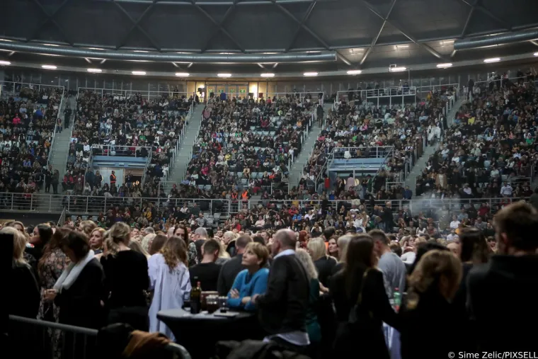 Kada je zavr&scaron;ila čarobna zadarska noć čuvenom pjesmom 'Ti si mi u krvi', vidno pod dojmom, legendarni pjevač kratko je izjavio: "Čast, povjerenje i ljubav koju sam večeras doživio od zadarske publike, ta njihova vesela, ozarena lica, kao i nepresu&scaron;na energija nikad neće izblijediti iz albuma mojih najdražih životnih uspomena".