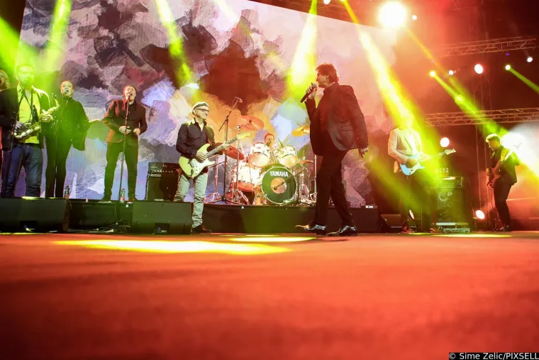 Zdravko Čolić zapalio Zadar najduljim koncertom u karijeri: Pogledajte kako se sna&scaron;ao kad mu je u glavu doletio - grudnjak