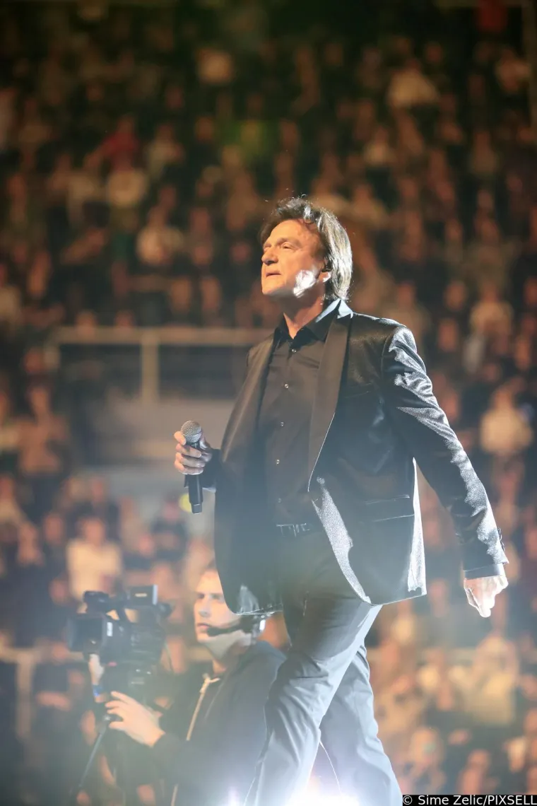 Zdravko Čolić zapalio Zadar najduljim koncertom u karijeri: Pogledajte kako se sna&scaron;ao kad mu je u glavu doletio - grudnjak