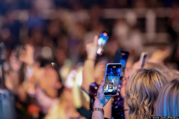 Zdravko Čolić zapalio Zadar najduljim koncertom u karijeri: Pogledajte kako se sna&scaron;ao kad mu je u glavu doletio - grudnjak