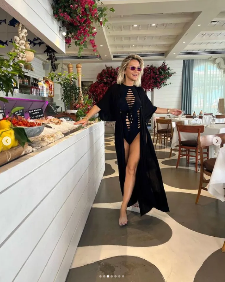 Pozirala je na bazenu u crnom, jednodijelnom badiću s prorezima, a nakon toga je bosih nogu pro&scaron;etala po restoranu.