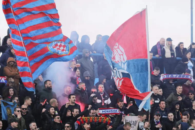 U Gradskom vrtu doletjela petarda s tribine i puknula kraj pomoćnog suca, Jović je odmah dotrčao do njega