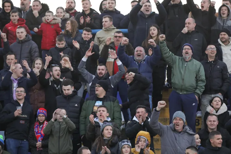 U Gradskom vrtu doletjela petarda s tribine i puknula kraj pomoćnog suca, Jović je odmah dotrčao do njega