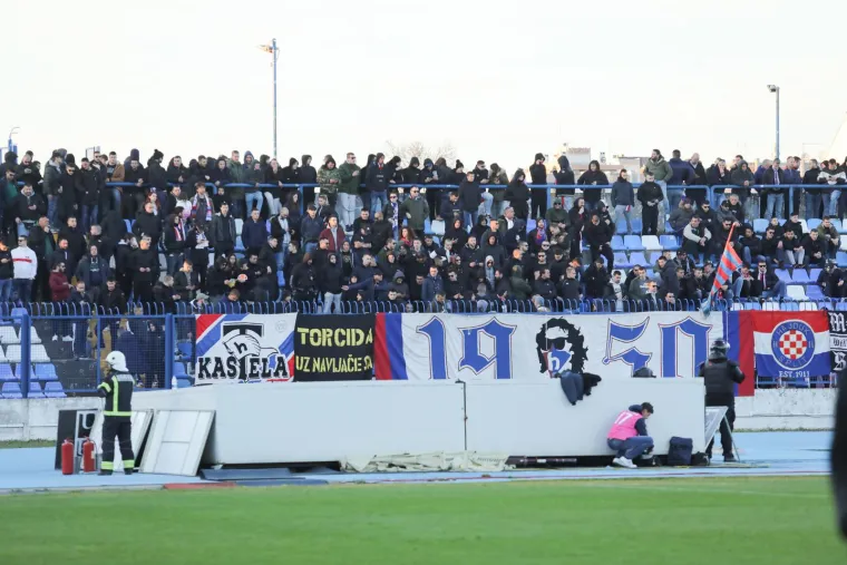 U Gradskom vrtu doletjela petarda s tribine i puknula kraj pomoćnog suca, Jović je odmah dotrčao do njega