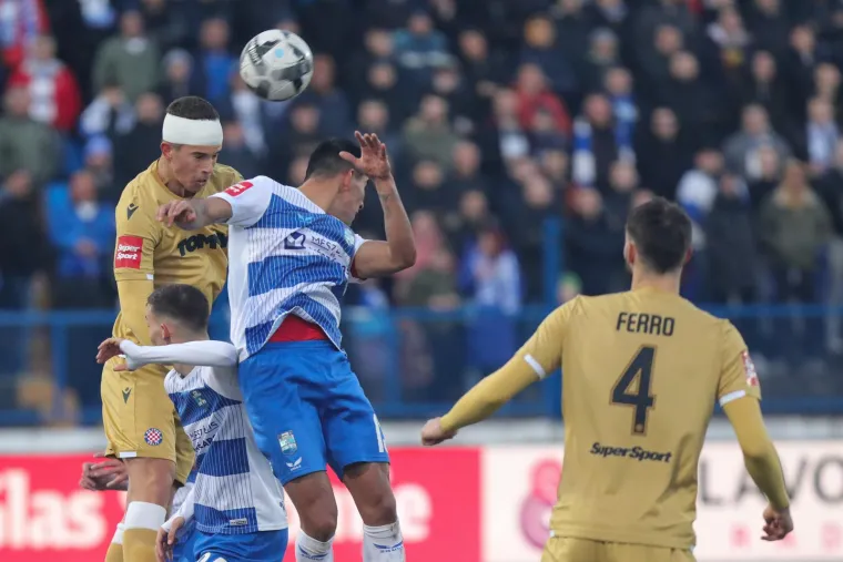 U Gradskom vrtu doletjela petarda s tribine i puknula kraj pomoćnog suca, Jović je odmah dotrčao do njega