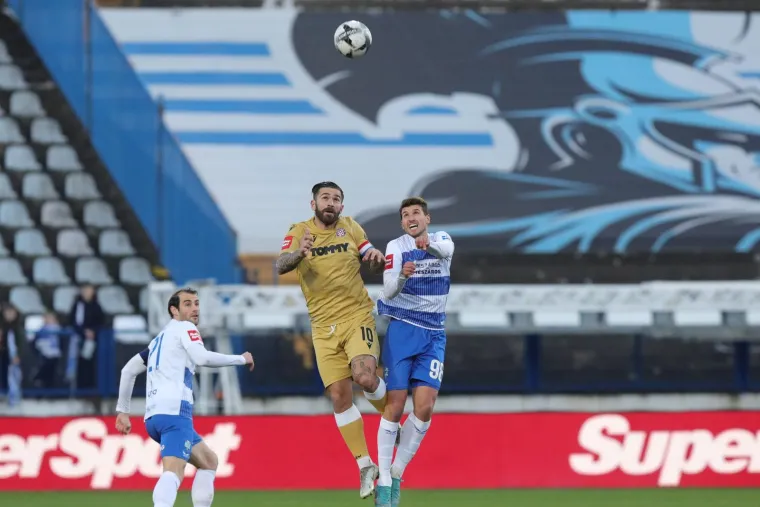 U Gradskom vrtu doletjela petarda s tribine i puknula kraj pomoćnog suca, Jović je odmah dotrčao do njega