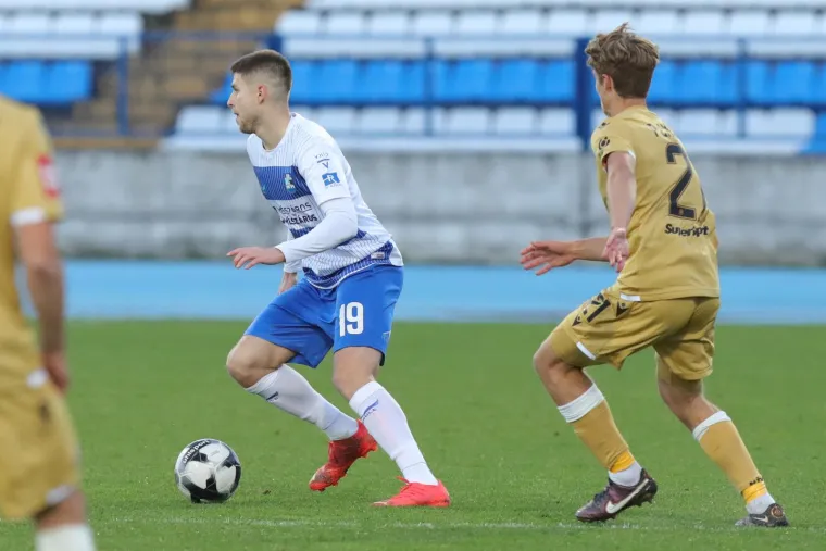 U Gradskom vrtu doletjela petarda s tribine i puknula kraj pomoćnog suca, Jović je odmah dotrčao do njega