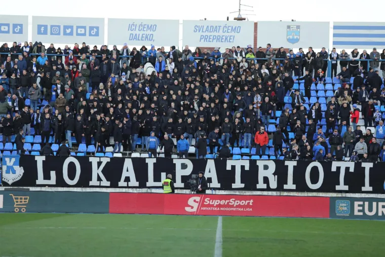 U Gradskom vrtu doletjela petarda s tribine i puknula kraj pomoćnog suca, Jović je odmah dotrčao do njega