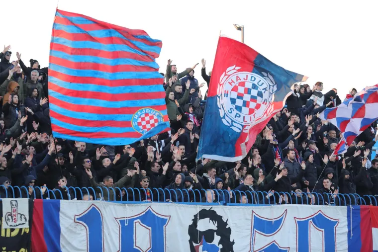 U Gradskom vrtu doletjela petarda s tribine i puknula kraj pomoćnog suca, Jović je odmah dotrčao do njega