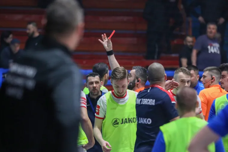 Sramotne scene na derbiju Dinama i Torcide: Provocirao je Boyse, a onda je uslijedio nevjerojatan kaos