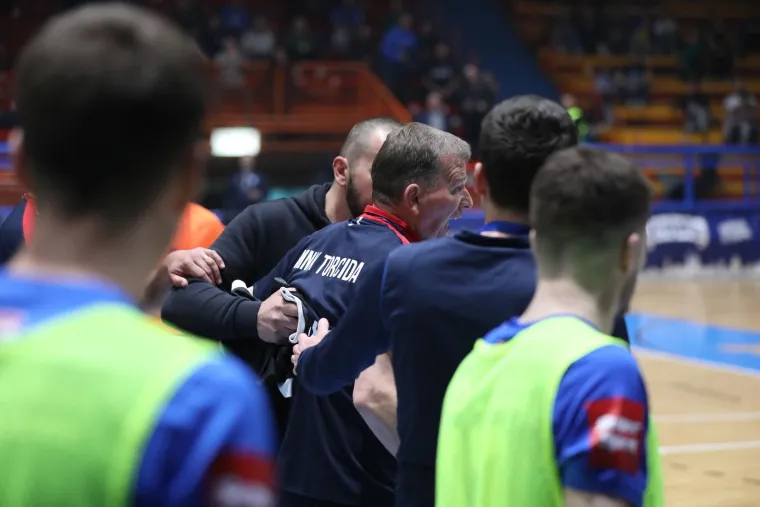 Sramotne scene na derbiju Dinama i Torcide: Provocirao je Boyse, a onda je uslijedio nevjerojatan kaos