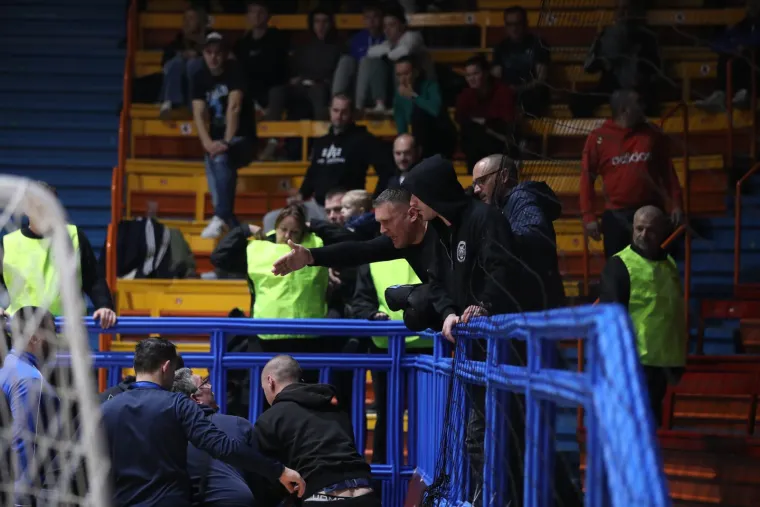 Sramotne scene na derbiju Dinama i Torcide: Provocirao je Boyse, a onda je uslijedio nevjerojatan kaos