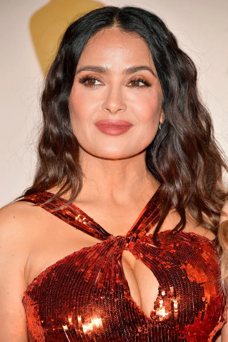 Putena ljepotica Salma Hayek jedna je od onih koje u 55. godini izgledaju fantastično.

&quot;Još nisam napravila nikakav botoks, filere ili piling. Ponekad mislim da bih trebala napraviti nešto, ali ne znam što. Nosim šminku, ali ne kad vodim dijete u školu&quot;, rekla je glumica za Harper’s Bazaar. Otkrila je i da je fan ružine vodice, a koristi i hidratantne kreme, dok one za sunčanje izbjegava, osim ako izlazi na sunce. Za The New York Times otkrila je da ujutro preskače umivanje.

&quot;Nikad ne čistim kožu ujutro. Baka me naučila da noću koža nadoknađuje sve ono što je izgubila tijekom dana. Ako je operem prije spavanja, zašto bih bila prljava kad se probudim&quot;, objasnila je svoju mladolikost.