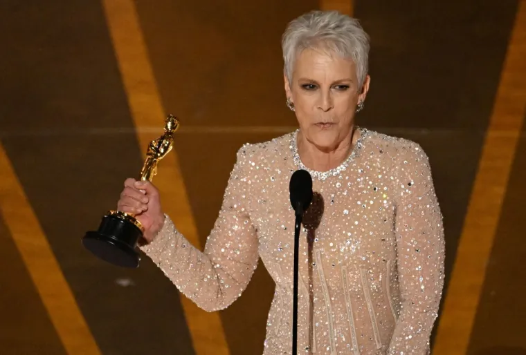 2. Jamie Lee Curtis odnijela je kući svog prvog Oscara za najbolju sporednu glumicu — istu nagradu za koju je njezina majka glumica, Janet Leigh, bila nominirana 1960. Glumica iz filma &quot;Sve u isto vrijeme&quot; zahvalila je &quot;stotinama ljudi&quot; koji su joj pomogli. &quot;Hvala svim ljudima koji su podržavali žanrovske filmove koje sam napravila svih ovih godina, tisućama i stotinama tisuća ljudi, upravo smo zajedno osvojili Oscara!&quot;, rekla je Curtis. 