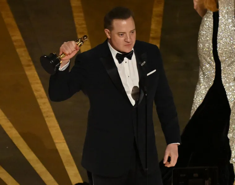 4. Brendan Fraser je kući odnio nagradu Oscar za najboljeg glumca za ulogu u filmu &quot;The Whale&quot;. Glumac je bio emotivan na pozornici dok je primao zlatnu statuu. Započeo je tako što je zahvalio studiju filma i timu koji je sve to napravio: redatelju filma Darrenu Aronofskom, scenaristu, Samuelu D. Hunteru... &quot;Počeo sam se baviti ovim poslom prije 30 godina i stvari nisu išle lako... I samo vam želim reći hvala na ovom priznanju“, rekao je u svom govoru. 