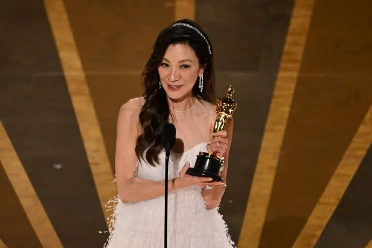 5. Michelle Yeoh, zvijezda filma &quot;Sve u isto vrijeme&quot; ušla je u povijest kada je osvojila nagradu za najbolju glumicu, postavši prva Azijatkinja koja je osvojila tu titulu. Nagradu su Yeoh uručile prošlogodišnja pobjednica Jessica Chastain i Halle Berry, koja je 2002. postala prva crnkinja koja je osvojila nagradu za najbolju glumicu. Yeoh je rekla: &quot;Za sve male dječake i djevojčice koji večeras izgledaju poput mene, ovo je svjetionik nade i mogućnosti. Ovo je dokaz da sanjajte veliko i da se snovi ostvaruju&quot;. Zahvalila je glumcima i ekipi filma, a zatim se obratila &quot;svim mamama na svijetu, jer one su stvarno superheroji. &quot;Također, hvala mojoj široj obitelji u Hong Kongu gdje sam započela karijeru. Hvala vam što ste mi dopustili da stanem na vaša ramena, dajući mi nogu, tako da mogu biti ovdje danas.&quot;