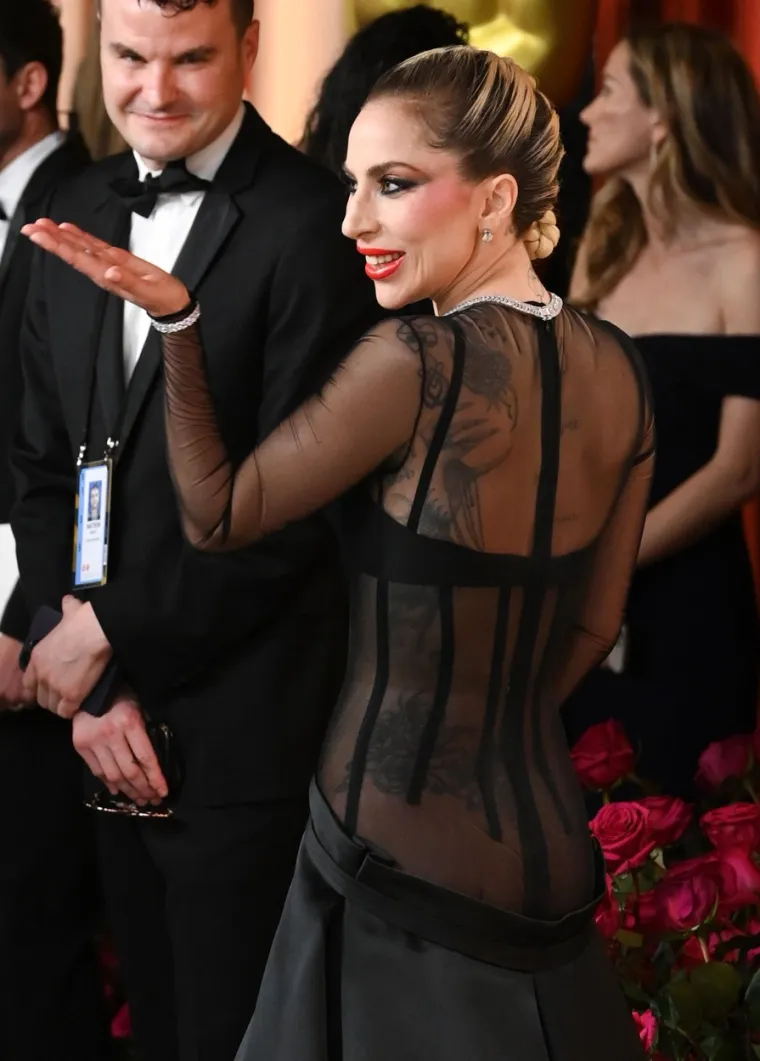 Lady Gaga sišla s crvenog tepiha pa odjenula razderane traperice sa starkama, a nije imala ni trunku šminke