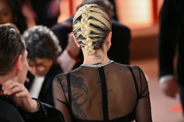 Lady Gaga sišla s crvenog tepiha pa odjenula razderane traperice sa starkama, a nije imala ni trunku šminke
