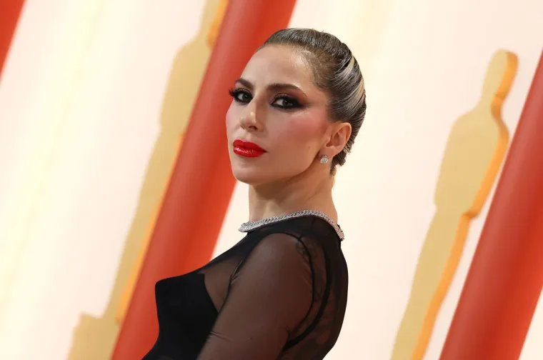 Lady Gaga sišla s crvenog tepiha pa odjenula razderane traperice sa starkama, a nije imala ni trunku šminke