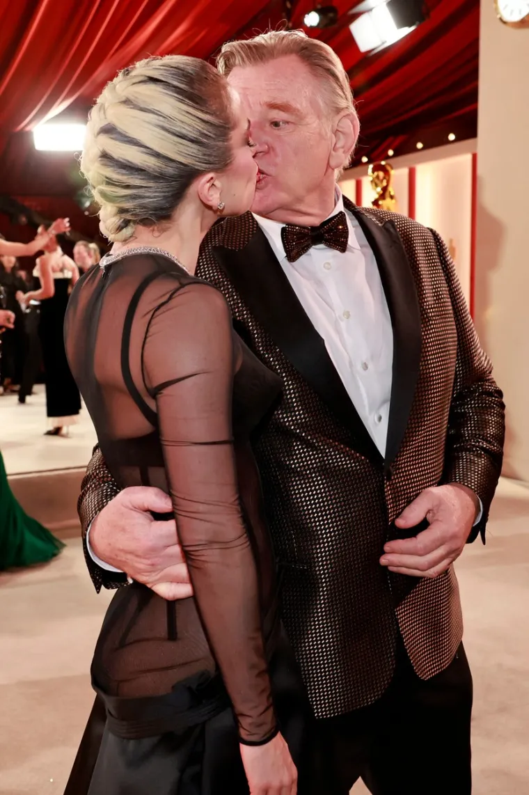 Lady Gaga sišla s crvenog tepiha pa odjenula razderane traperice sa starkama, a nije imala ni trunku šminke