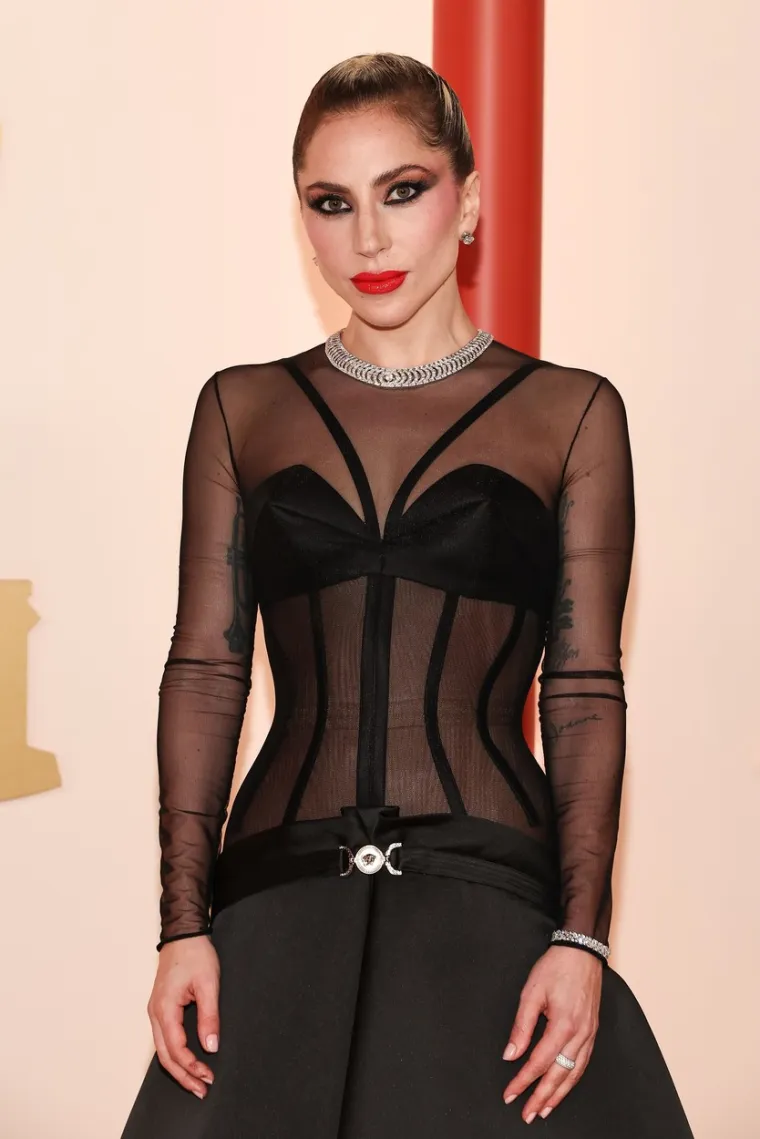 Lady Gaga sišla s crvenog tepiha pa odjenula razderane traperice sa starkama, a nije imala ni trunku šminke