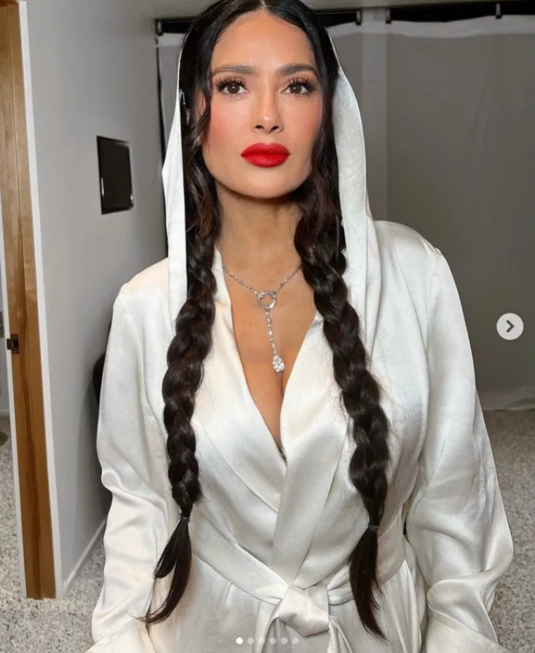 Salma Hayek prvo je osvojila crveni tepih, a onda se presvukla u još jedan unikatan outfit: Izgledala je kao boginja