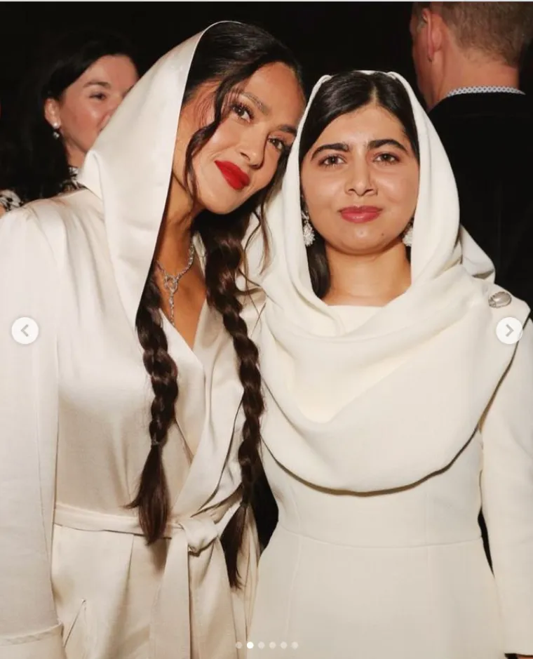 Salma Hayek prvo je osvojila crveni tepih, a onda se presvukla u još jedan unikatan outfit: Izgledala je kao boginja