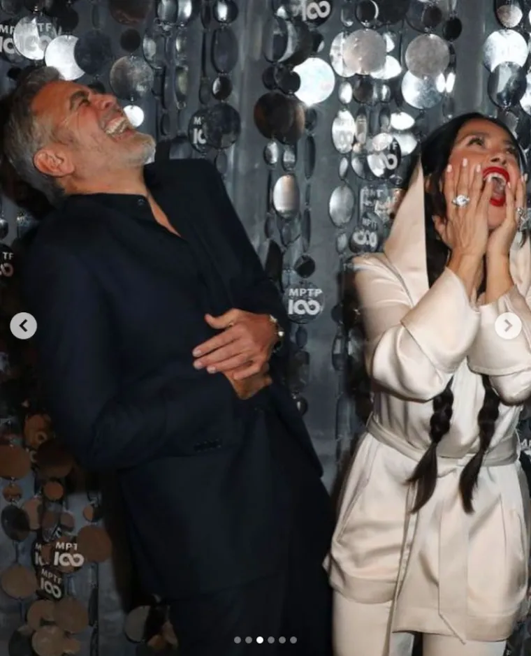 Salma Hayek prvo je osvojila crveni tepih, a onda se presvukla u još jedan unikatan outfit: Izgledala je kao boginja