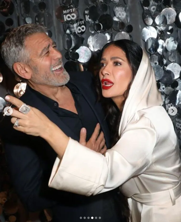 Salma Hayek prvo je osvojila crveni tepih, a onda se presvukla u još jedan unikatan outfit: Izgledala je kao boginja