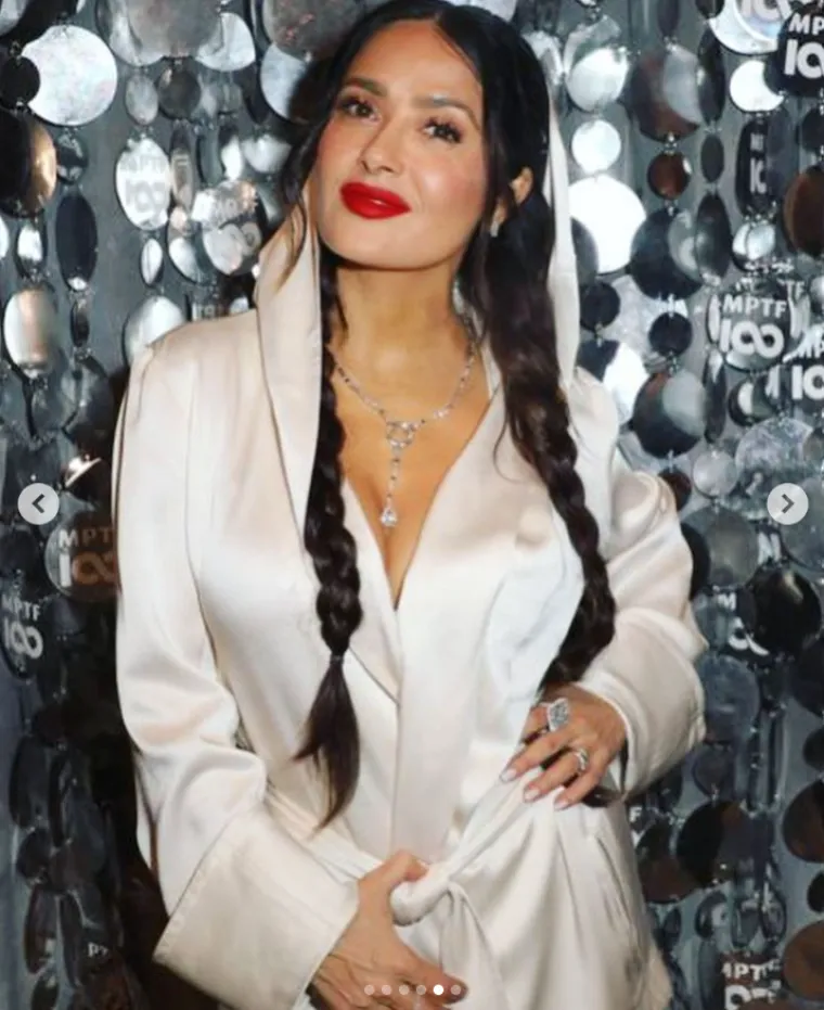 Salma Hayek prvo je osvojila crveni tepih, a onda se presvukla u još jedan unikatan outfit: Izgledala je kao boginja