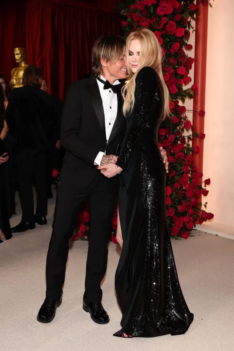 Kreaciju s cvjetnim detaljima na ramenu i na vrhu vrlo izazovnog izreza na bedru potpisuje Armani Privé, a Nicole je svoj izgled upotpunila sandalama špic vrha.