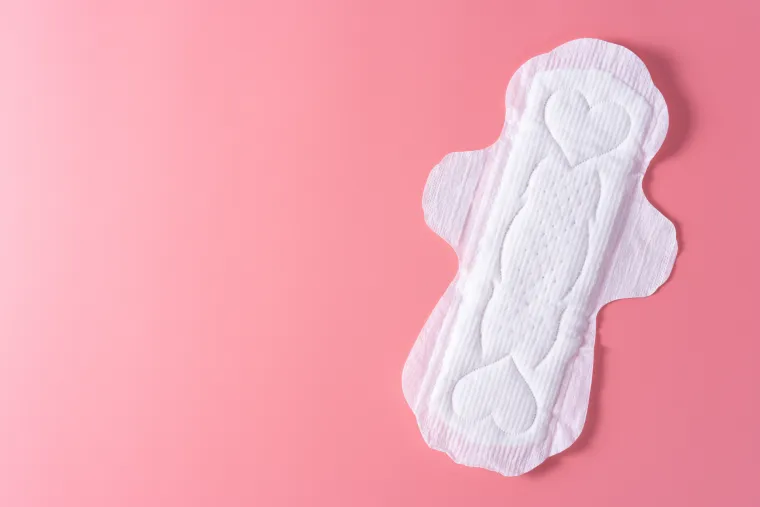 Mit 2: Higijenski ulošci i tamponi su sterilni unutar pakiranja. Higijenski ulošci i tamponi nisu sterilni. Ako se nepravilno skladište, bakterije se mogu razmnožavati unutra. Na pamuku se, primjerice, može razviti plijesan.
Čak i ako ti proizvodi izgledaju normalno, najbolje je ne koristiti ih nakon isteka roka trajanja. Prosječni vijek trajanja im je pet godina.