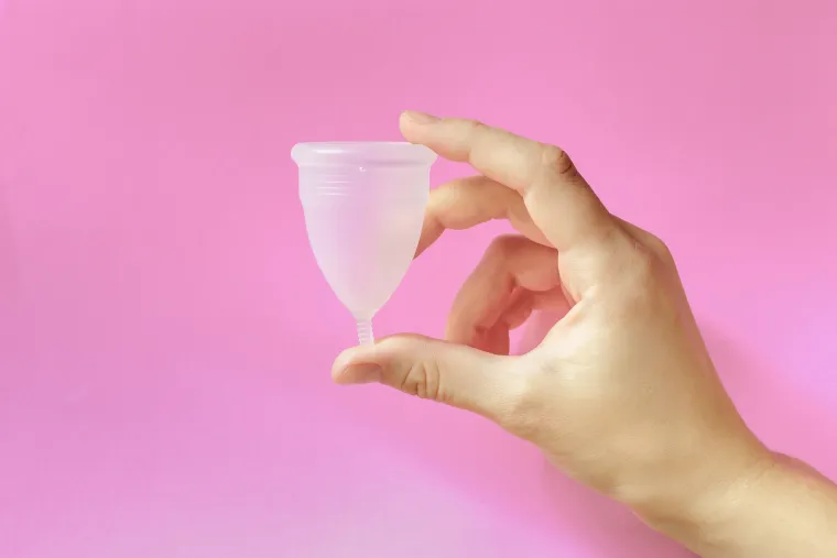 Mit 5: Menstrualne čašice su dobre za sve: Reklamiraju se kao ekološki prihvatljiva, higijenska i jeftina alternativa ulošcima i tamponima. Međutim, prema riječima ginekologa, neke žene ne mogu koristiti čašice zbog anatomije svog tijela. Mogu se osjećati nelagodno koristeći čašicu.