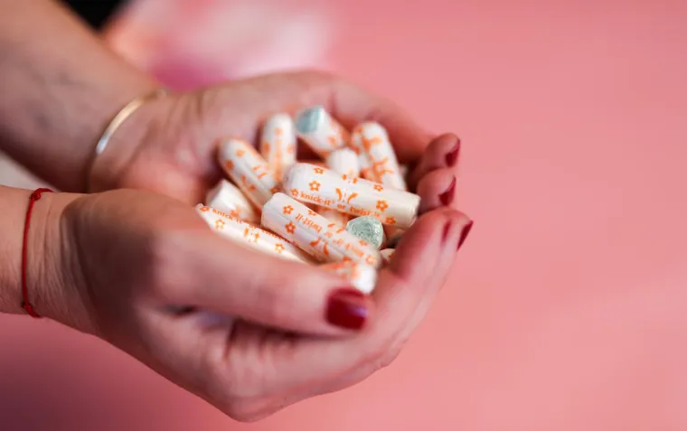 Mit 6: Tamponi su opasni za vaše zdravlje. Mnogo je zastrašujućih priča na internetu o tome kako tamponi mogu biti opasni, ali one nisu uvijek lažne. Istina je da uporaba tampona može dovesti do sindroma toksičnog šoka. Ali ovo je vrlo rijetka bolest koja se razvija kada određene vrste bakterija uđu u tijelo. Tampon se treba mijenjati najmanje svakih osam sati i treba se pridržavati pravila higijene.