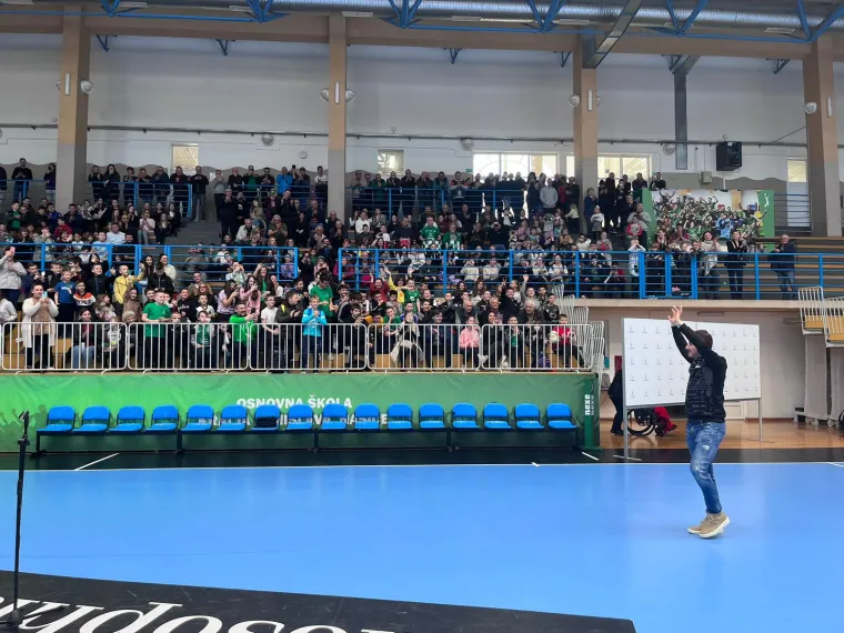 Pogledajte kakav su doček Našičani pripremili Manuelu Štrleku: Ovacije na tribinama, mikrofon u ruci...