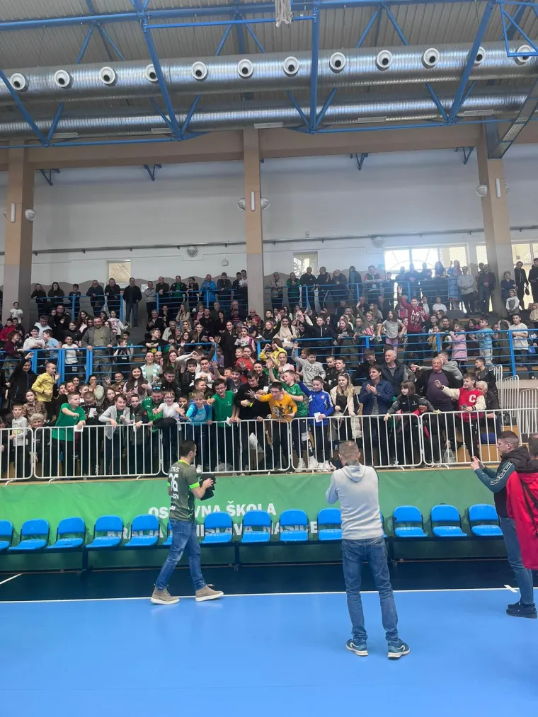 Pogledajte kakav su doček Našičani pripremili Manuelu Štrleku: Ovacije na tribinama, mikrofon u ruci...