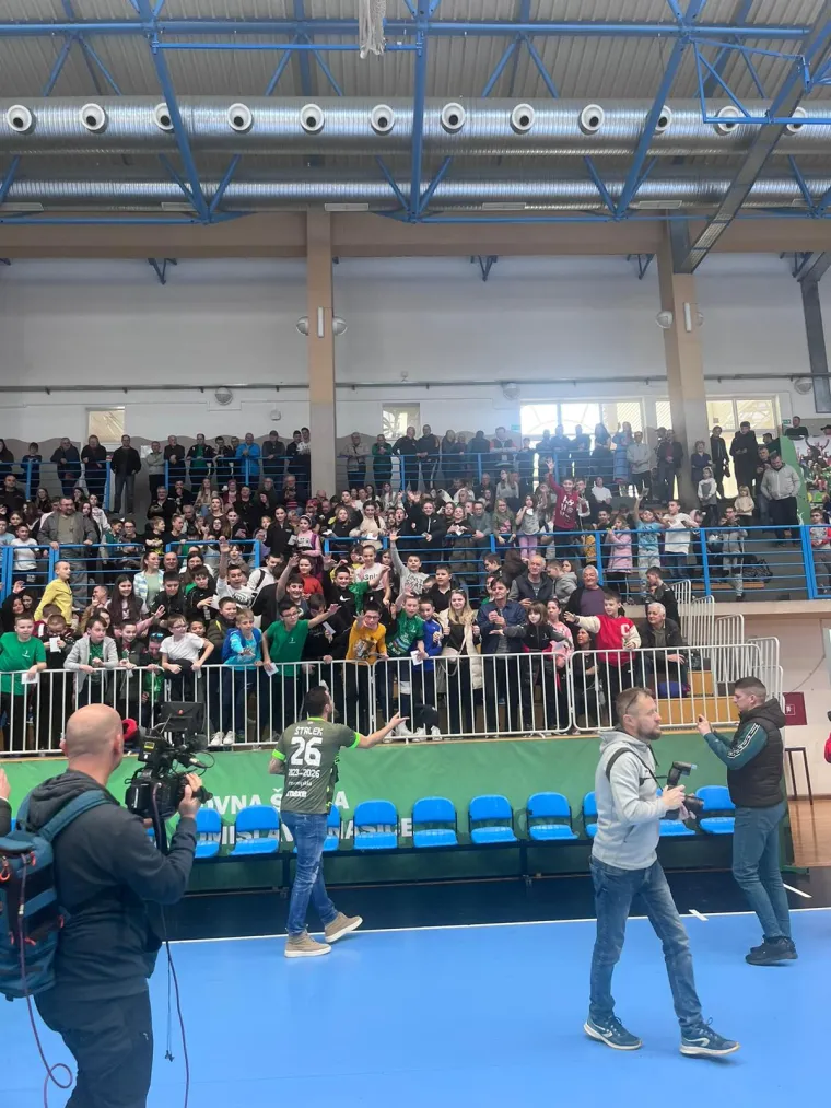Pogledajte kakav su doček Našičani pripremili Manuelu Štrleku: Ovacije na tribinama, mikrofon u ruci...