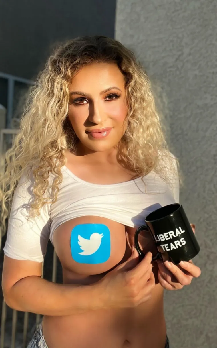 Golim photosessionom zahvalila Elonu Musku &scaron;to joj je vratio Twitter: Sad može objavljivati jo&scaron; vi&scaron;e vrućih slika