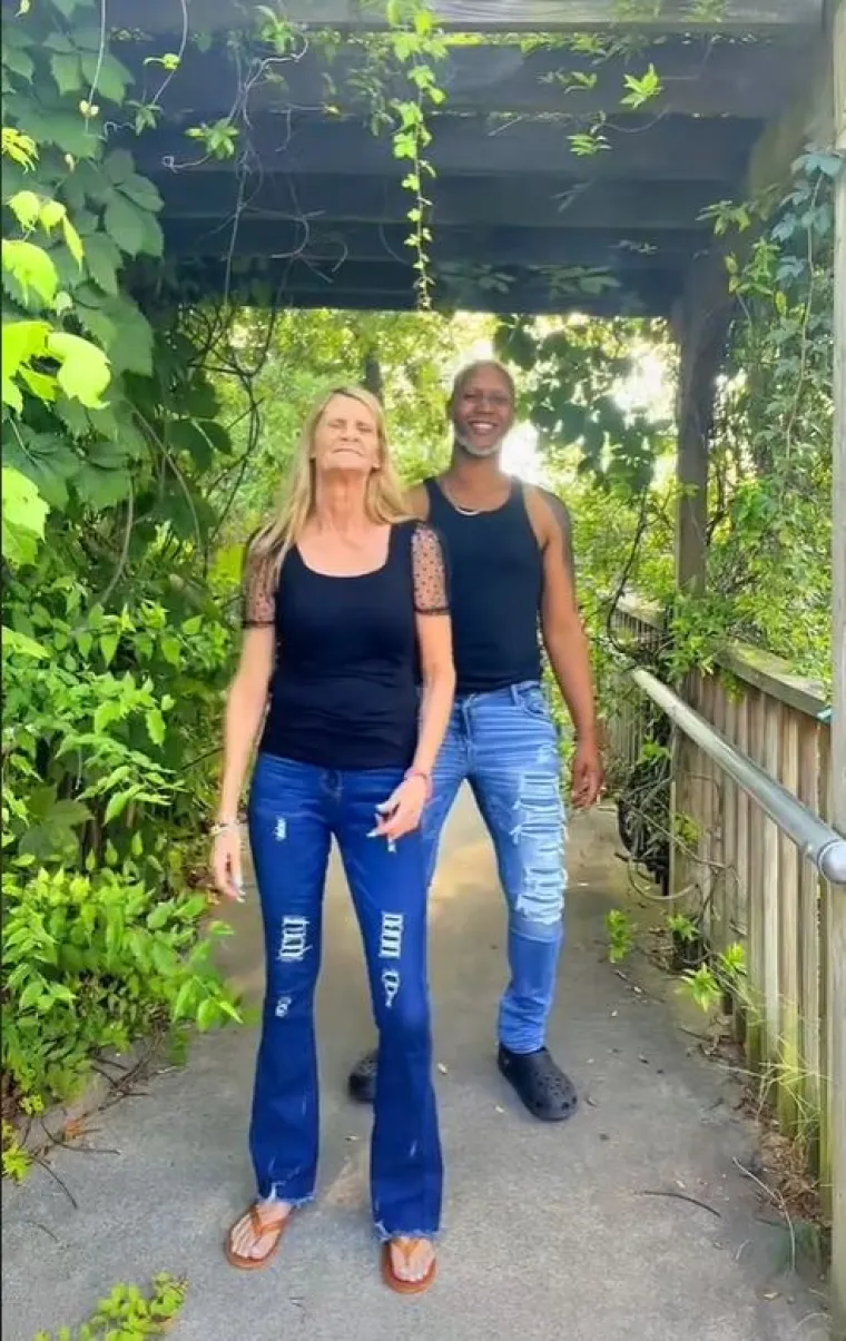 Oboje su iz Amerike, a upoznali su se putem aplikacije TikTok i na početku su kao prijatelji objavljivali plesna videa.