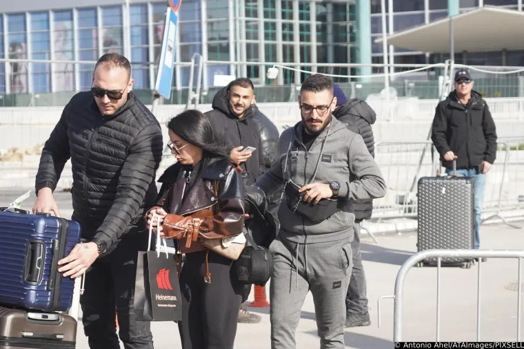 Na ostala pitanja, uglavnom Darkovih fanova, Katarina je odgovorila sa svega nekoliko riječi, što je bilo dovoljno da se zaključi da zaljubljeni par planira vjenčanje, da će slavlje biti uskoro te kako su započeli zajednički život u Novom Sadu. 
