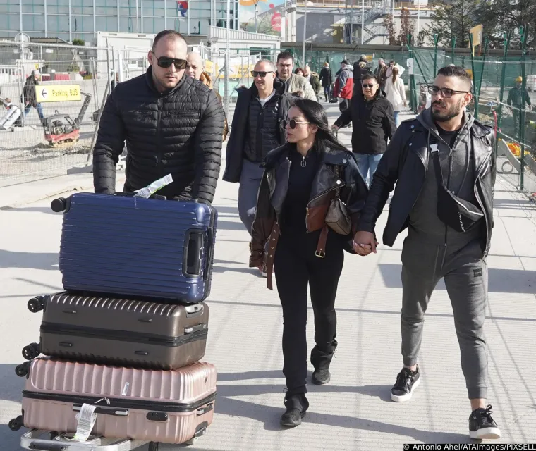 Podsjetimo, ogromnu pažnju javnosti izazvao je video s Katarininog Instagrama u kojem on jednom rukom vozi cestom u blizini Praga, a drugom gestikulira dok pjeva. Kako nitko nije siguran bi li on uopće smio upravljati vozilom, ponovno su krenule priče o njegovim brojnim prekršajima.