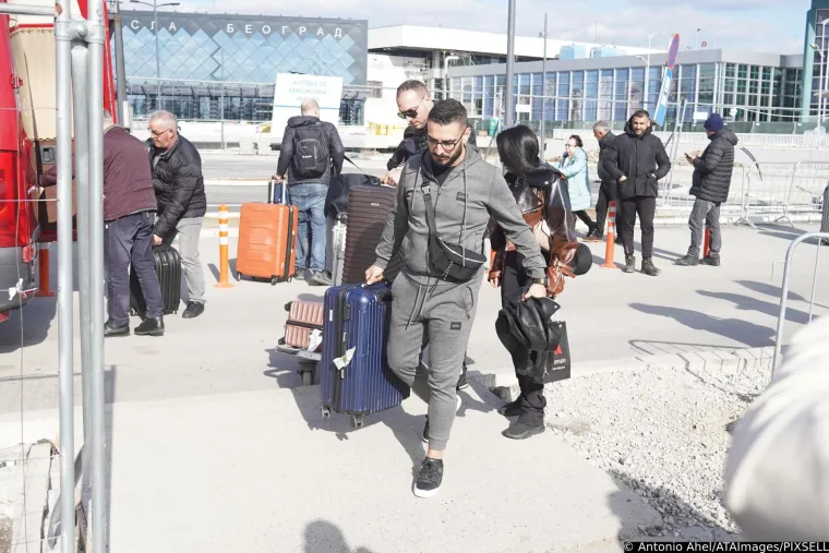 Kurir je doznao da je Lazić regularno pohađao autoškolu u Češkoj i službeno je dobio dokument da je sposoban upravljati motornim vozilom.